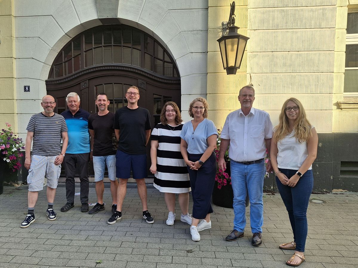 Zur Grndung des Festkomitees trafen sind (von links) Marcus Preis, Rudi Mller und Stephan Winckler von der Aktionsgemeinschaft Heddesdorfer Pfingstkirmes mit Pascal Stoltze, Fabienne Mies und Amtsleiterin Julia Kloos-Wieland vom Amt fr Stadtmarketing sowie Ortsvorsteher Sven Lefkowitz und Verena Schtz vom Ortsbeirat Heddesdorf. (Foto: Michaela Laux)