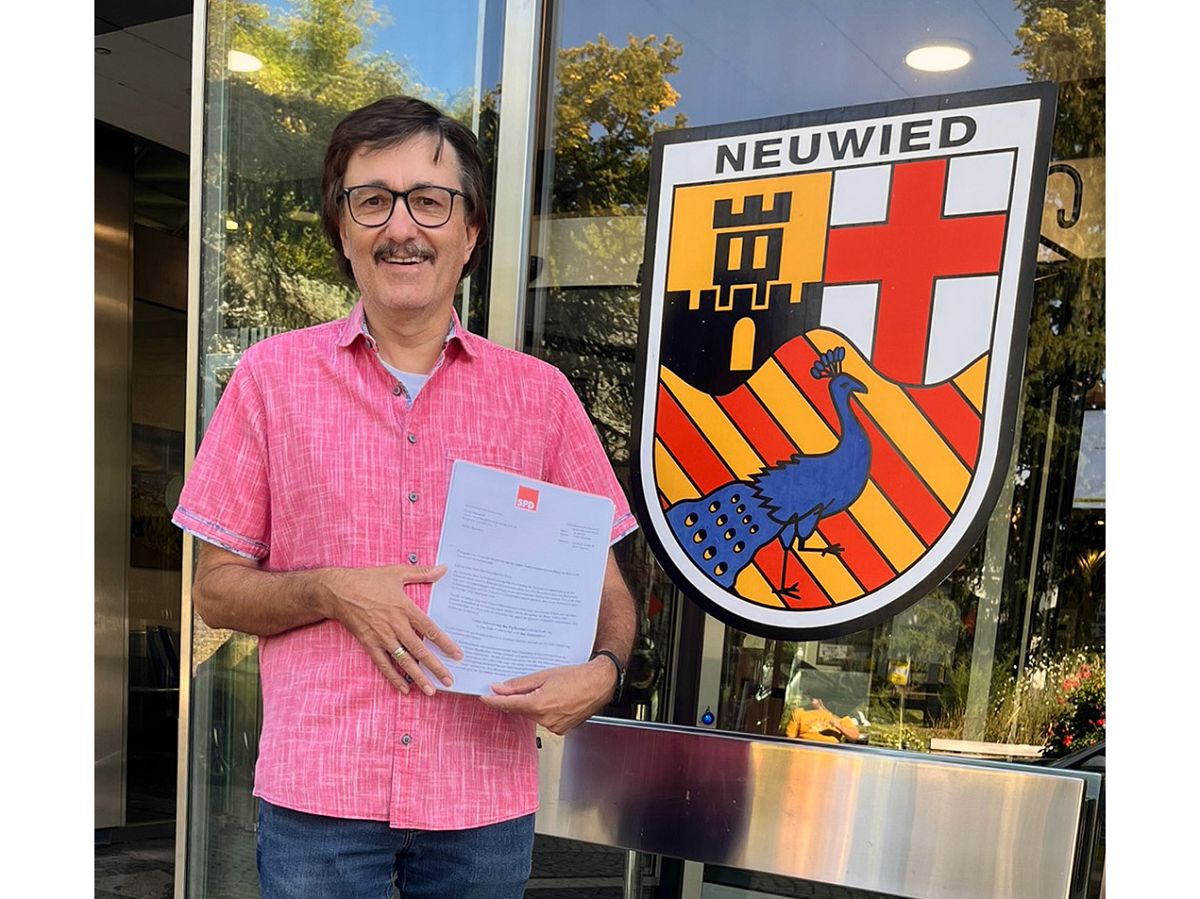 Dieter Hnerfeld bergibt vor der Stadtverwaltung Neuwied die gesammelten Unterschriften gegen die geplante Parkraumbewirtschaftung. (Foto: Michael Mang)