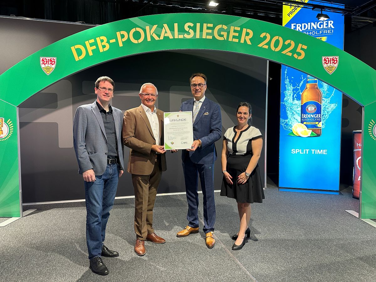 Das DFB-Pokalfinale, unter dessen Triumphbogen sich Landrat Achim Hallerbach und APA-Geschftsfhrer Peter Adelfang zur bergabe der Urkunde zum 40-jhrigen Bestehen mit Kreiswirtschaftsfrderer Harald Schmillen und der Head of Administration & Finance, Angela Breithausen, einfanden, ist nur eines der Mega-Events, die von APA Brands Events Solutions erfolgreich bespielt werden. (Foto: Thomas Herschbach)