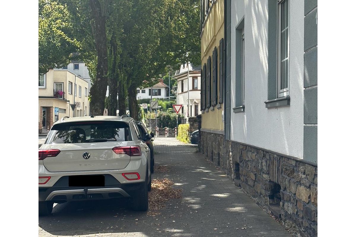 Der Gehweg in der Hans-Bckler-Strae bleibt frei, auch das vom Eigentmer an seinem Haus angebrachte Verbotsschild hat keinerlei Wirkung. (Foto: Stadt Neuwied / Ulf Steffenfauseweh)