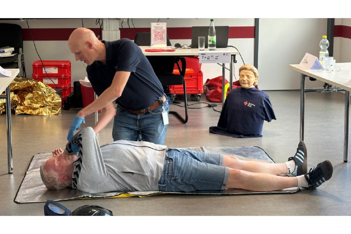 Stabile Seitenlage im Erste-Hilfe-Kurs (Foto: Fabian Eser / DRK RLP)