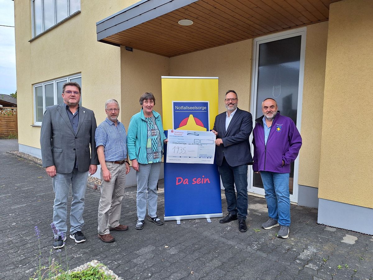 Vor der jngsten Sitzung der ACK in Torney trafen sich (von links) Detlef Kowalski, Christoph Huss und Petra Schunkert (ACK), um Philip Horn und Hermann-Josef Schneider von der Notfallselsorge die Spende zu berreichen. (Fotoquelle: ACK-Neuwied)