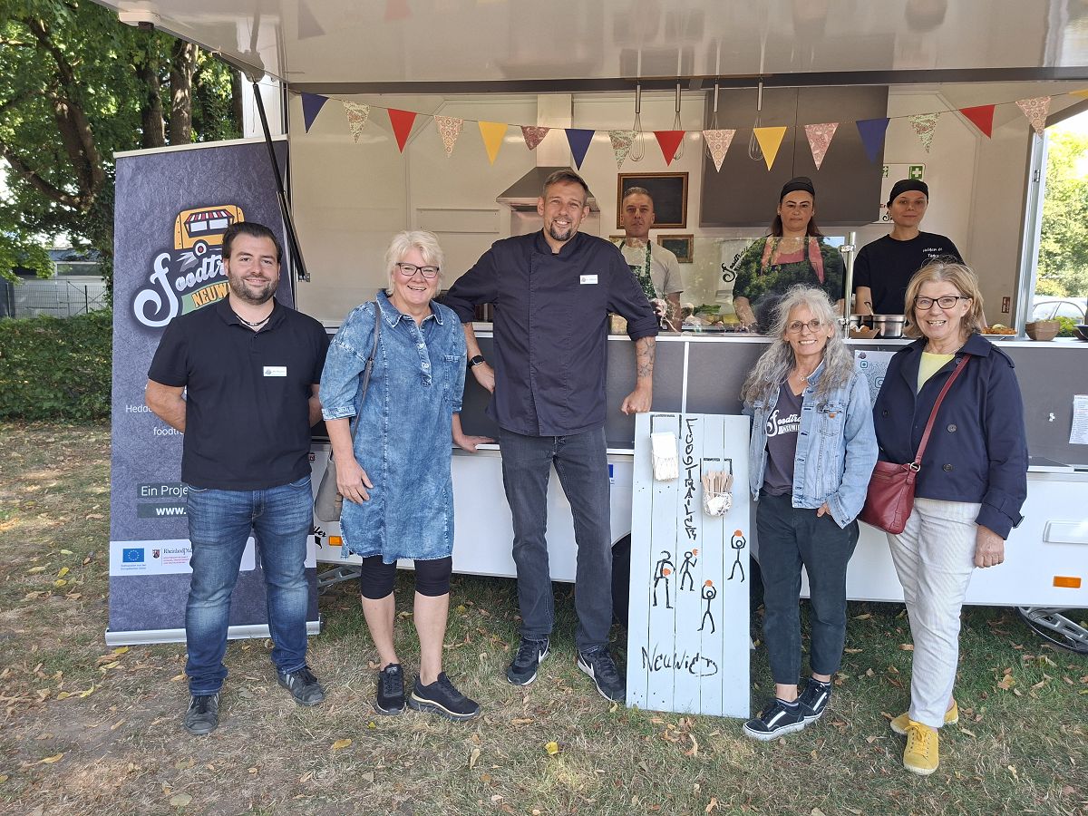 Das Team des Foodtrailers Neuwied mit Beate Christ (2. von links) und Ingrid Steyer (rechts) vom Neuwieder Hospizverein. (Foto: Jrgen Ggel)
