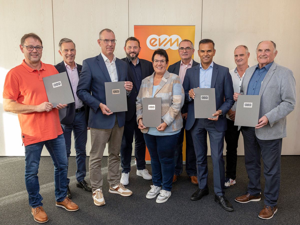 Partner fr die nchsten 20 Jahre: Konzessionsvertrge fr den Betrieb der Erdgasnetze zwischen evm-Gruppe und politischen Vertretern der Stadt und Ortsgemeinden unterzeichnet. (Foto: Rder-Moldenhauer/evm)