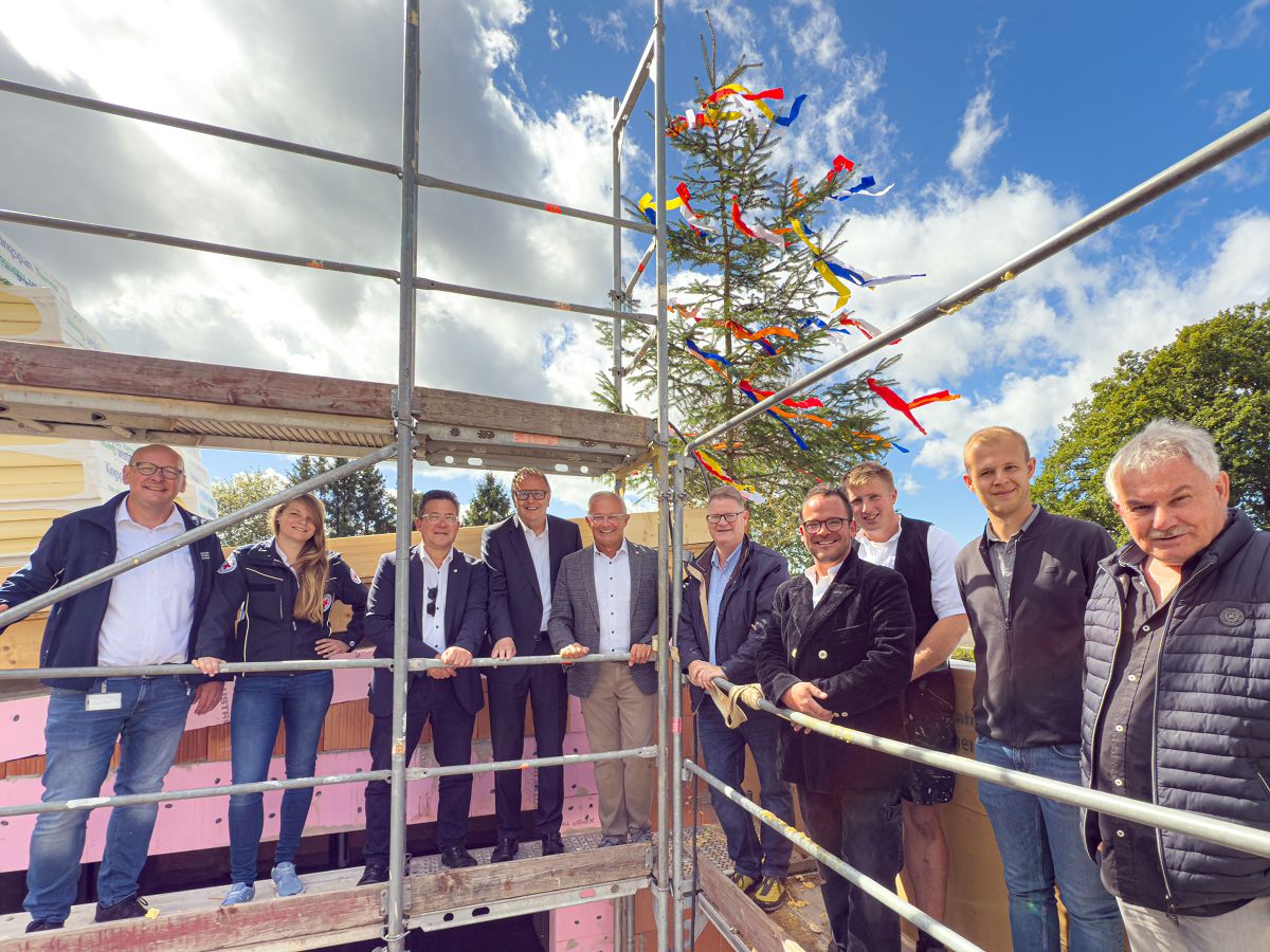 Landrat Achim Hallerbach (5. v. r.), Linzer Verbandsbrgermeister Frank Becker (3. v. r.) und Stadtbrgermeister Helmut Muthers (4. v. r.) feierten gemeinsam mit Verantwortlichen in der Fhrung des DRK das Richtfest der neuen DRK-Rettungswache Linz. Vom DRK waren unter anderem der Aufsichtsratsvorsitzende des DRK-Rettungsdienst gGmbH Westerwald-Neuwied-Rhein-Lahn, Ralf Seekatz, MdEP (5. v. l.), der Geschftsfhrer der DRK-Rettungsdienst Rhein-Lahn-Westerwald gGmbH, Michael Schneider (1. v. l.) und Fiona Schfer, Wachleitung der Rettungswache Linz (2. v. l.), vor Ort. (Foto: Martin Boden / Kreisverwaltung Neuwied)