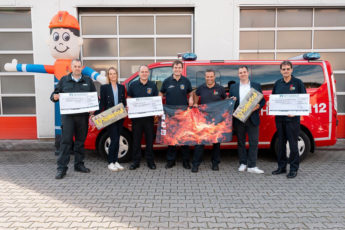 v.l.n.r.: Martin Heumann (Kreisjugendfeuerwehrverband Neuwied), Julia Grg (Leitung Marketing & ffentlichkeitsarbeit, Westerwald Bank eG), Michael Klckner (Jugendfeuerwehren im Kreis Altenkirchen), Gerrit Lindlein (Jugendfeuerwehren im Kreis Altenkirchen), Dirk Strder (Kreisjugendfeuerwehr Westerwald e. V.), Nicolas Wrsdrfer (Leiter Kompetenzzentrum Immobilien, Westerwald Bank eG), Thomas Krekel (Kreisjugendfeuerwehr Westerwald e. V.) (Fotoquelle: Cornelius Link)