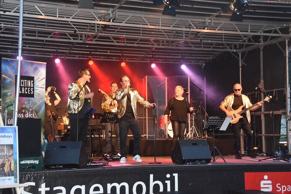 Die Band Dayson Farmboys versetzte das Publikum mit ihren Songs in ihre Jugend und die unbeschwerte Zeit zurck. (Fotos: Mariam Nasiripour)