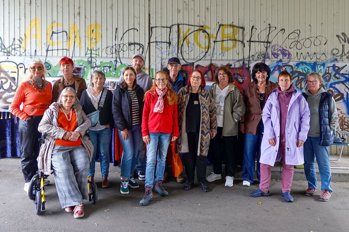 Die Knstlergruppe Kultu(h)r und ihre Gastaussteller bei ihrer vierten Ausstellung in Irlich  trotz Regen ein voller Erfolg. (Foto: Wilhelm Dbbeler)
