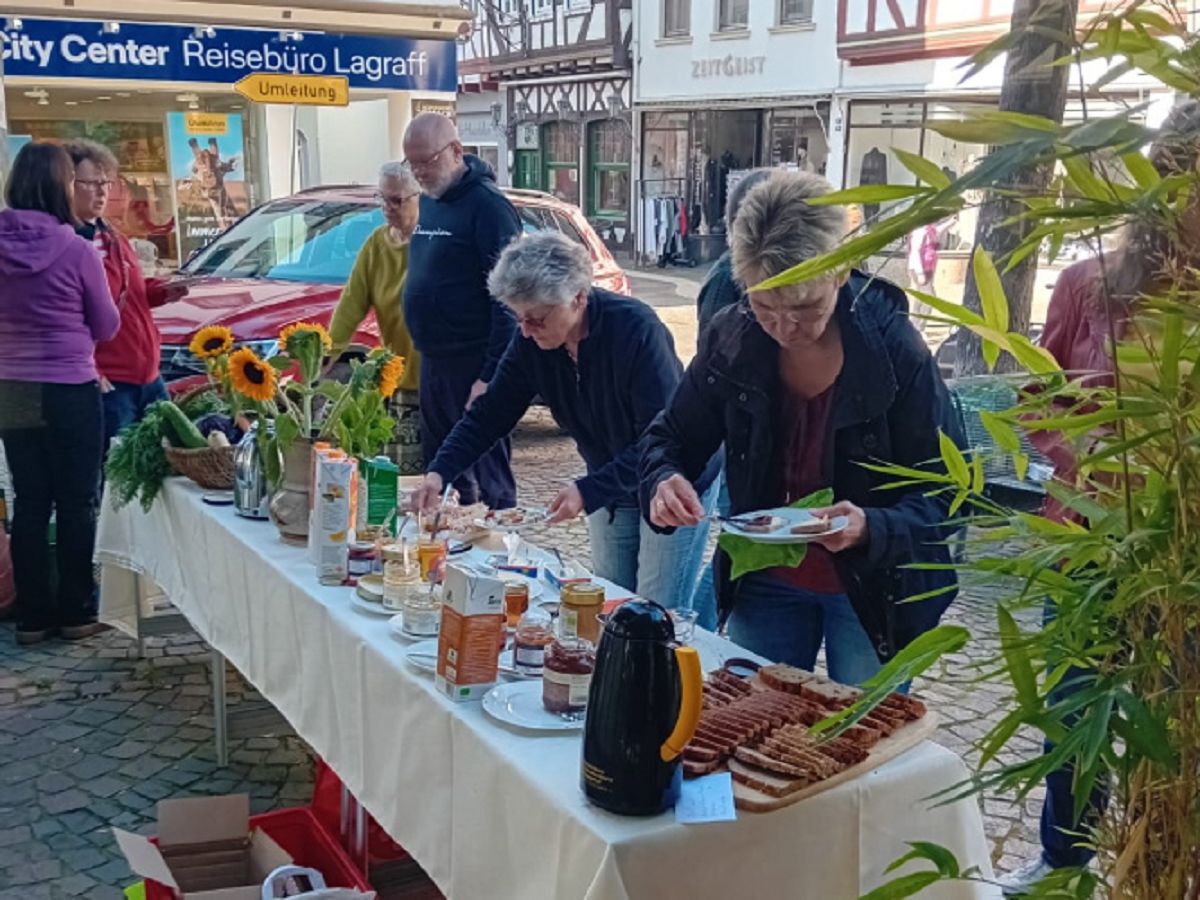 Das Faire Brger-Frhstck von Eine-Welt Linz, Weltladen und SoLaWi Katringer Grnzeug ist eine sehr gute Gelegenheit, lecker und kostenfrei zu frhstcken und nebenbei fair gehandelte Produkte besser kennenzulernen. (Foto: Hans-Joachim Schmitz, Weltladen Linz)