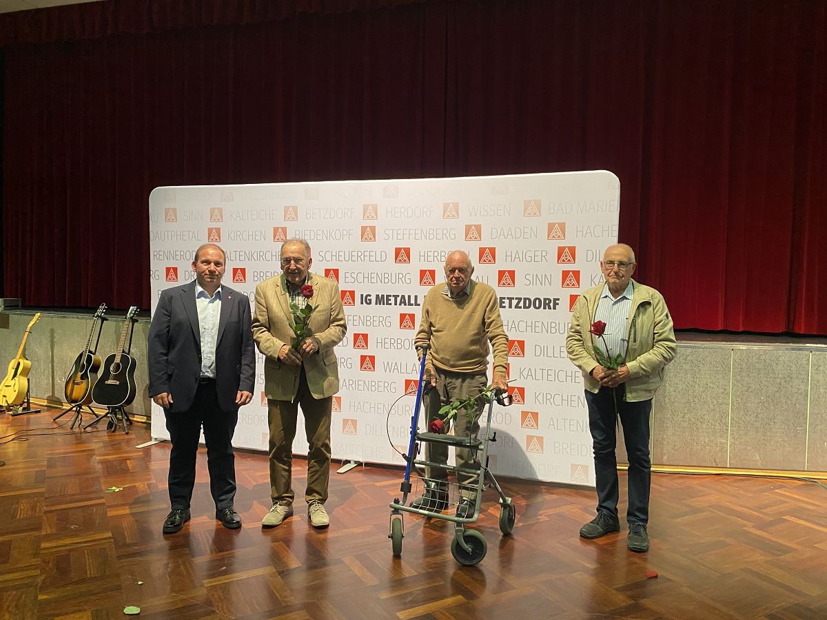 1.Bevollmchtigter Oliver Scheld mit Claus Burmester (Ehrung fr 70 Jahre Mitgliedschaft) sowie Karl Heinz Fischer und Gerhard Roth (beide Ehrung 75 Jahre Mitgliedschaft) (Fotoquelle: Larissa Brato)