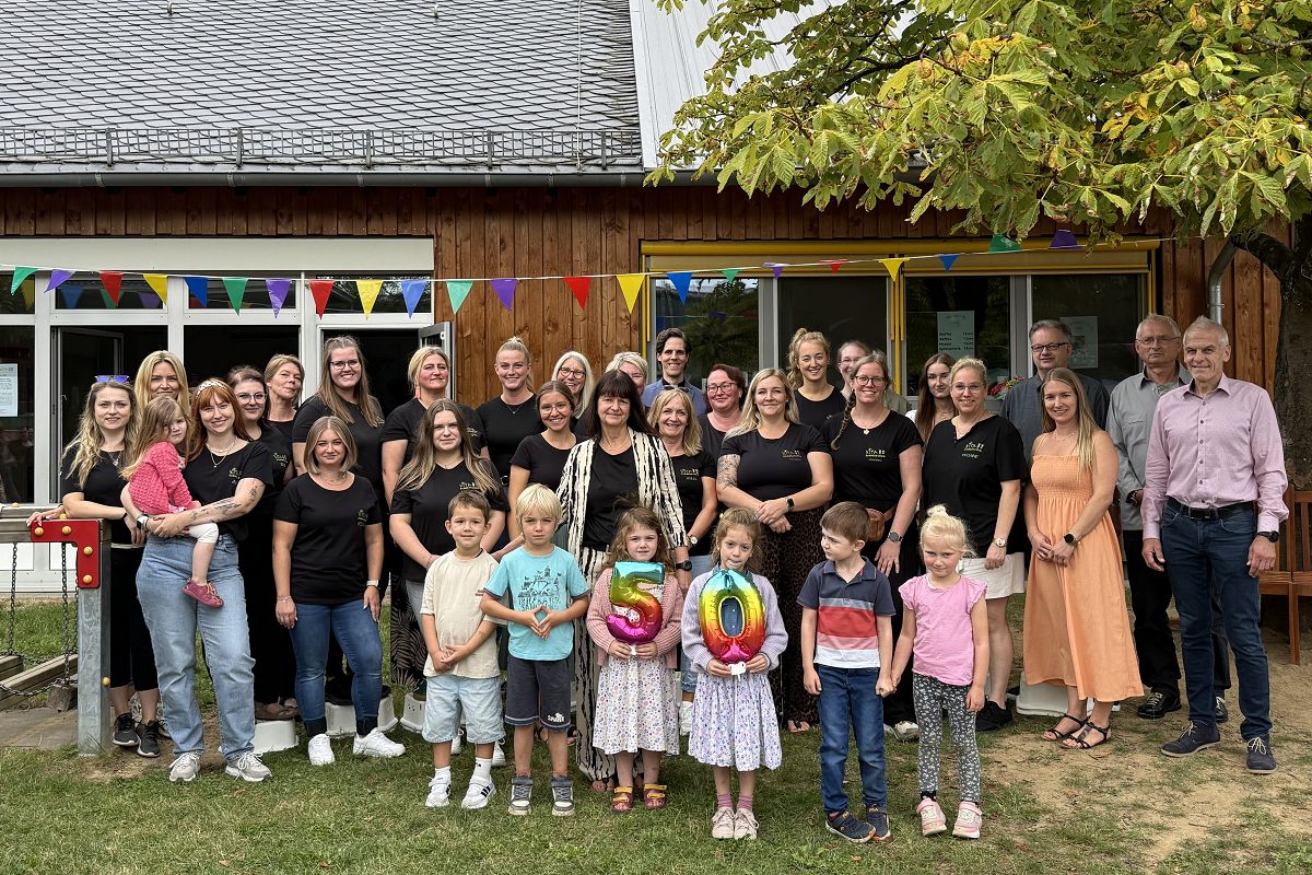 v.r.: Brgermeister Fred Jngerich, Max Weller (Ortsbrgermeister Weyerbusch), Sascha Koch (Fachbereichsleiter Soziales und Generationen), Denise Breit (Mitarbeiterin der Verbandsgemeindeverwaltung), Claudia Baumann (Fachgebietsleitung Kindertagessttten), Gemeindepfarrer Jurij Lange, Kitaleitung Antje Gerhards mit Ihrem Team und Kindern aus der Kita. (Foto: Diana Alhuser)