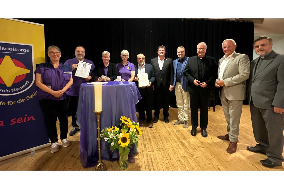 Mit Landrat Achim Hallerbach, dem Bischof von Trier, Dr. Stephan Ackermann und weiteren Ehrengsten feierte die Notfallseelsorge im Landkreis Neuwied auf dem Deichwiesenhof Bonefeld ihr 25-jhriges Bestehen. (Foto: Thomas Herschbach)