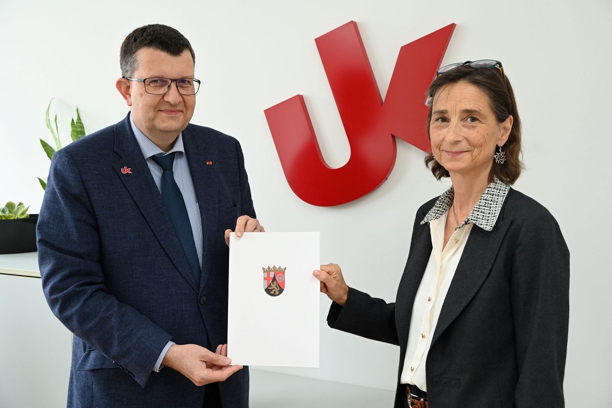 Universittsprsident Prof. Dr. Stefan Wehner mit apl. Prof. Dr. Donata Schoeller. (Foto: Universitt Koblenz / Felix Schlief)