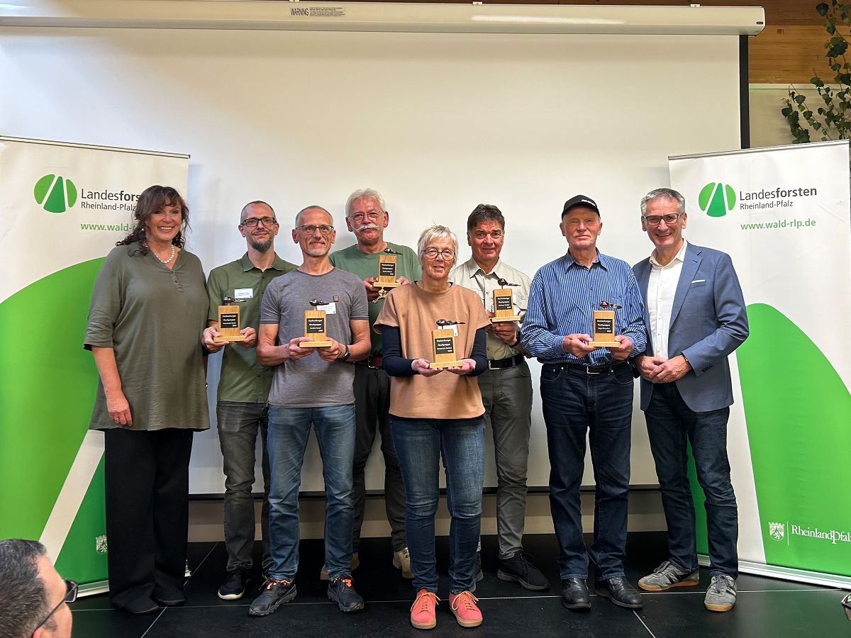 Preistrger der Hachenburger Kaulquappe v.r.n.l: Landtagsprsident Hendrik Hering, Edgar Reuscher (Tiefbau Reuscher), Andreas Schfer, Elsbe Giese (OG Gehlert), Stefan Backes, Christoph Kempf, Johannes Seela (OG Nister), Monika Runkel (Foto: Landesfors-ten RLP, Alessandra Kurzawa)