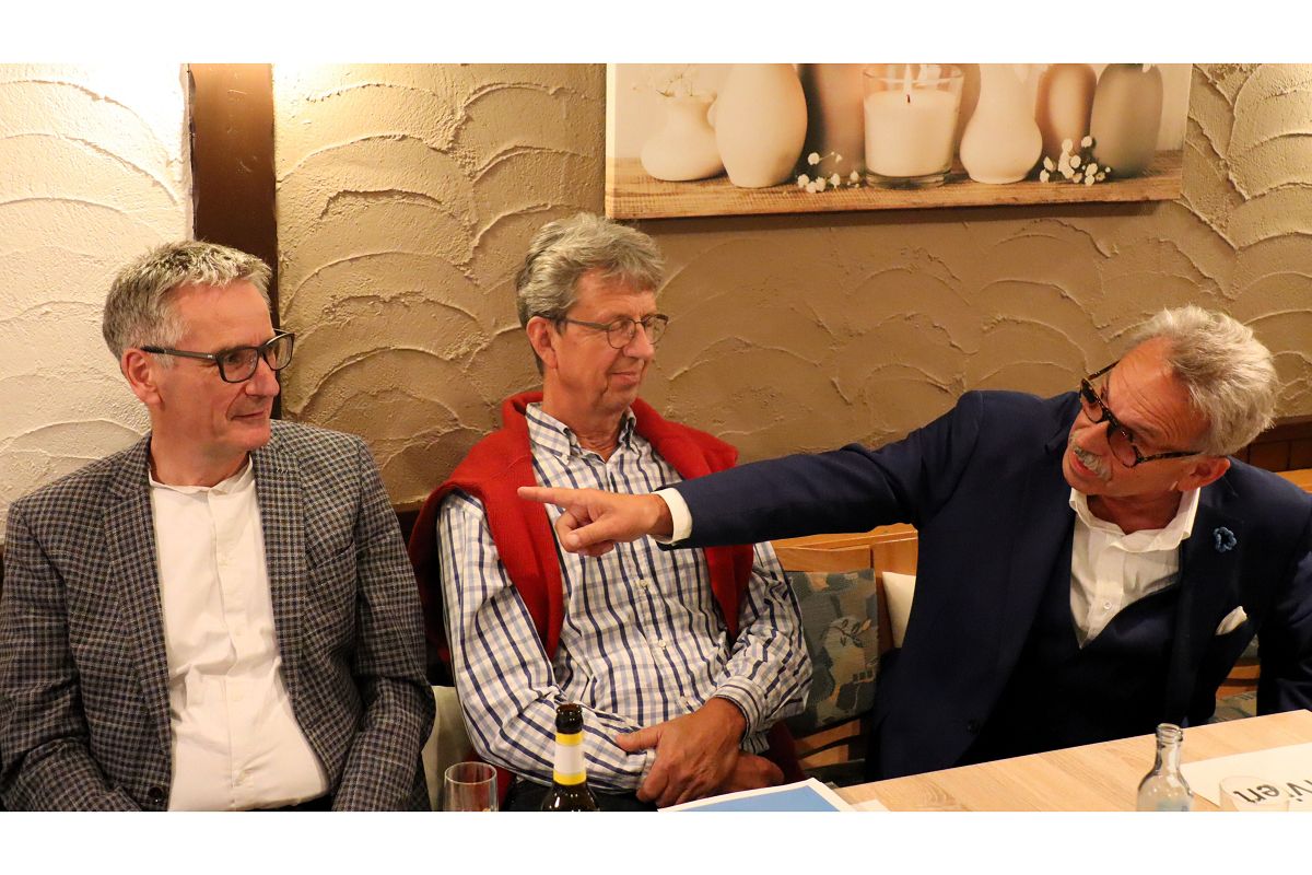 Mit Landtagsprsident Hendrik Hering, Theologe Dr. Hanno Heil und Kommunikationsberater Prof. Dr. Klaus Kocks (v.l.n.r.) trugen drei in der Region bekannte Gesprchspartner zu einem lebhaften "Sozi-Stammtisch" zum Thema "Mehr Mut zur Demokratie" bei. (Foto: Uli Schmidt)