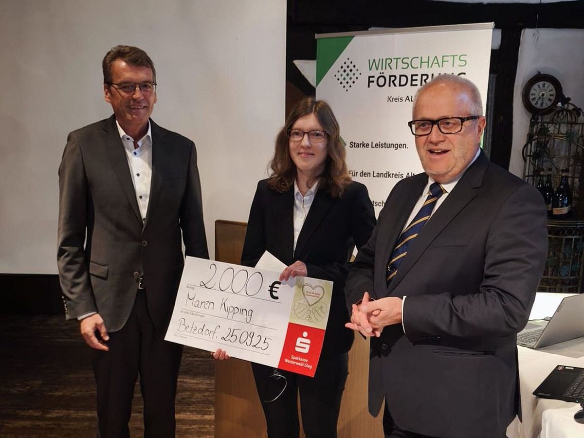 Landrat Dr. Peter Enders (r.) und Sparkassen-Vorstandsvorsitzender Dr. Andreas Reingen berreichten den diesjhrigen Studienpreis des Landkreises an Maren Kipping aus Betzdorf. (Foto: Kreisverwaltung / Iris Scharenberg-Henrich)
