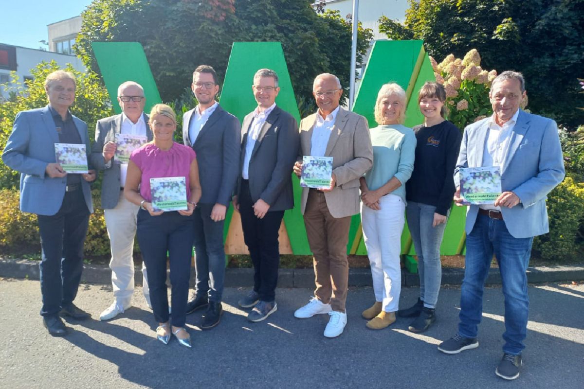 v.l.n.r.: Philipp Jung (Quest Team), Landrat Dr. Peter Enders (Kreis Altenkirchen), Sandra Kster (Wir Westerwlder), Fabian Herold und Dominik Herold (Westerwald Elektrotechnik Hummrich), Landrat Achim Hallerbach (Kreis Neuwied), Marieke Kosegarten-Jung (Quest Team), Sara Jung-Esper (Quest Team) und Landrat Achim Schwickert (Westerwaldkreis). (Foto: Myriam Hatzmann)