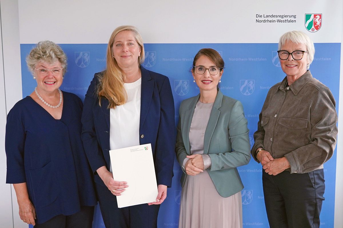 bergabe der Ernennungsurkunde im Ministerium fr Kultur und Wissenschaft in Dsseldorf (v.l.): Prof. Dr. Hildegard Schrteler-von Brandt (Stv. Vorsitzende des Hochschulrats), Iris Litty, Staatssekretrin Gonca Trkeli-Dehnert und Prof. Dr. Jutta Wiesemann (Sprecherin des Senats). (Foto: MKW NRW)