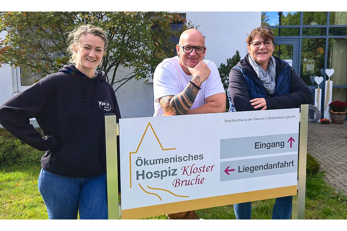 Stolze 2.170 Euro fr das kumenische Hospiz Kloster Bruche erbrachte eine sportliche Spendenaktion des Betzdorfer Fitnessstudios Be Fit. Dafr bedankte sich Einrichtungsleiterin Yasmin Brost nun sehr herzlich bei Janine Mauden und Thorsten Kratschmar. (Foto: Diakonie in Sdwestfalen)