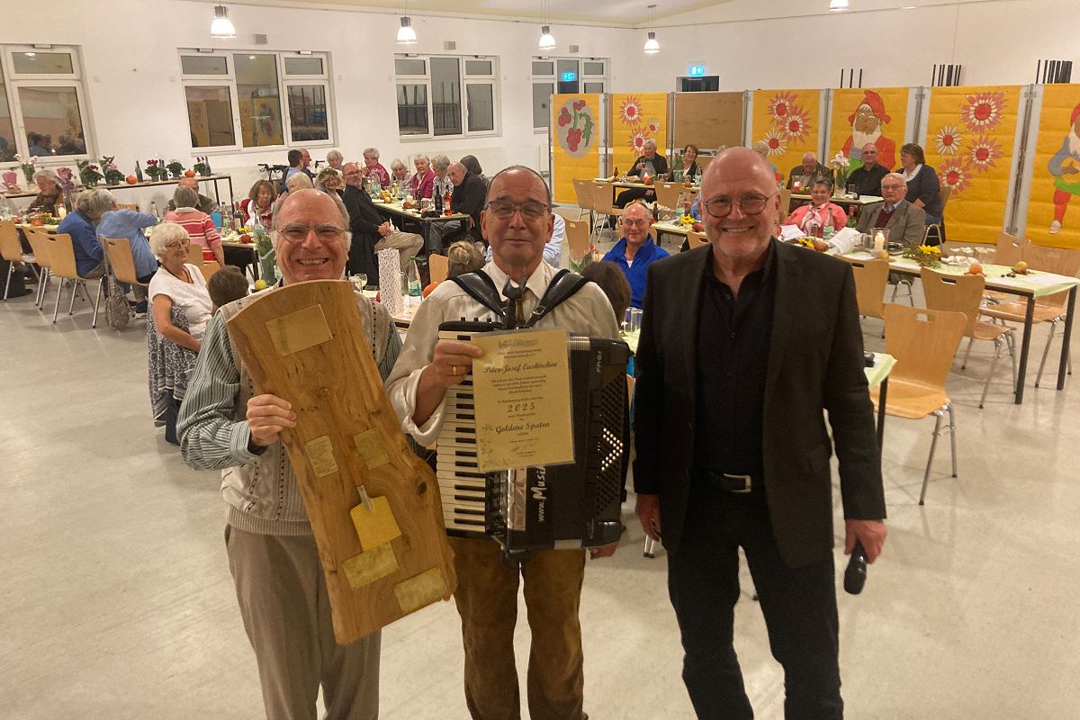 Der OGV-Vorsitzende Norbert Buchbender (rechts) und sein Vize Josef Weich (links) ehren Peter-Josef Euskirchen als vorbildlichen Grtner und Alleinunterhalter, der seit Jahrzehnten fr Schwung und gute Laune beim traditionsreichen Erntedankfest sorgt. (Foto: Heinz Schmitz)