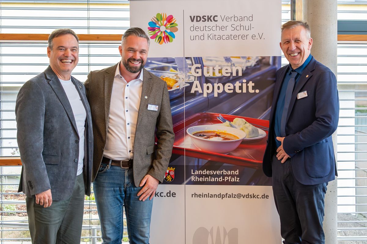 v.r.: Ralf Blauert (1. Vorsitzender VDSKC), Martin Vogel und Okan Saiti (2. 
Vorsitzender VDSKC) (alle Fotos: Sander Gruppe)