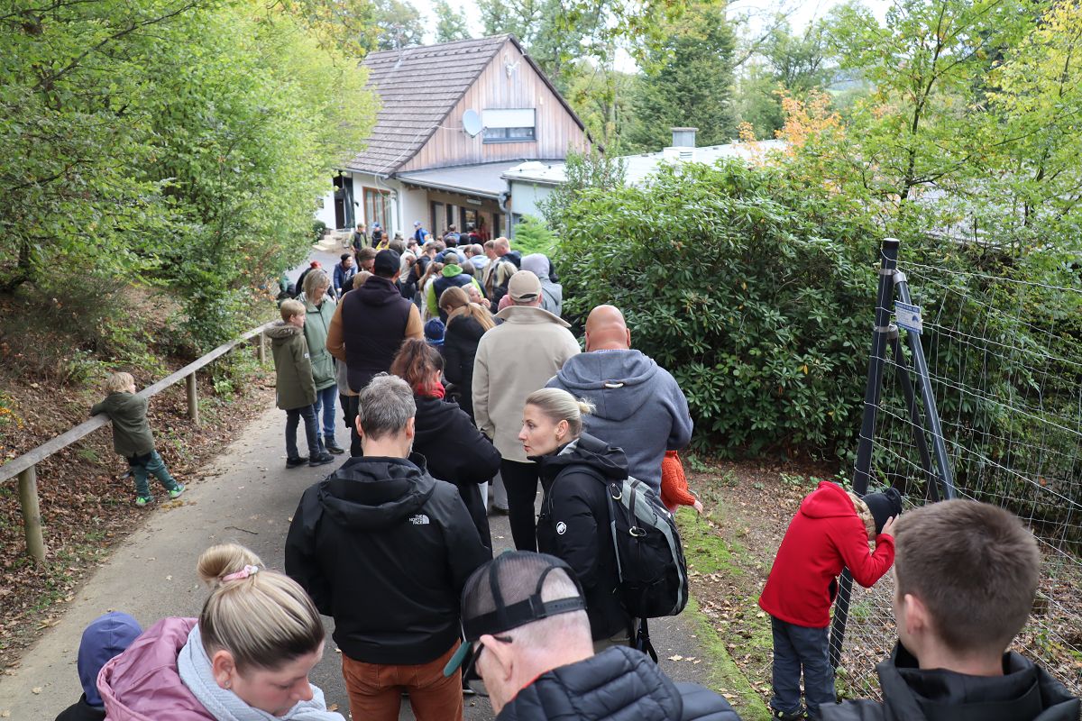 Eine ganz so lange Schlange wie beim Neustart im Wildpark Westerwald ist bei der Gründungsversammlung des Fördervereins in Gackenbach kaum zu erwarten... wäre aber prima! (Foto: Uli Schmidt)