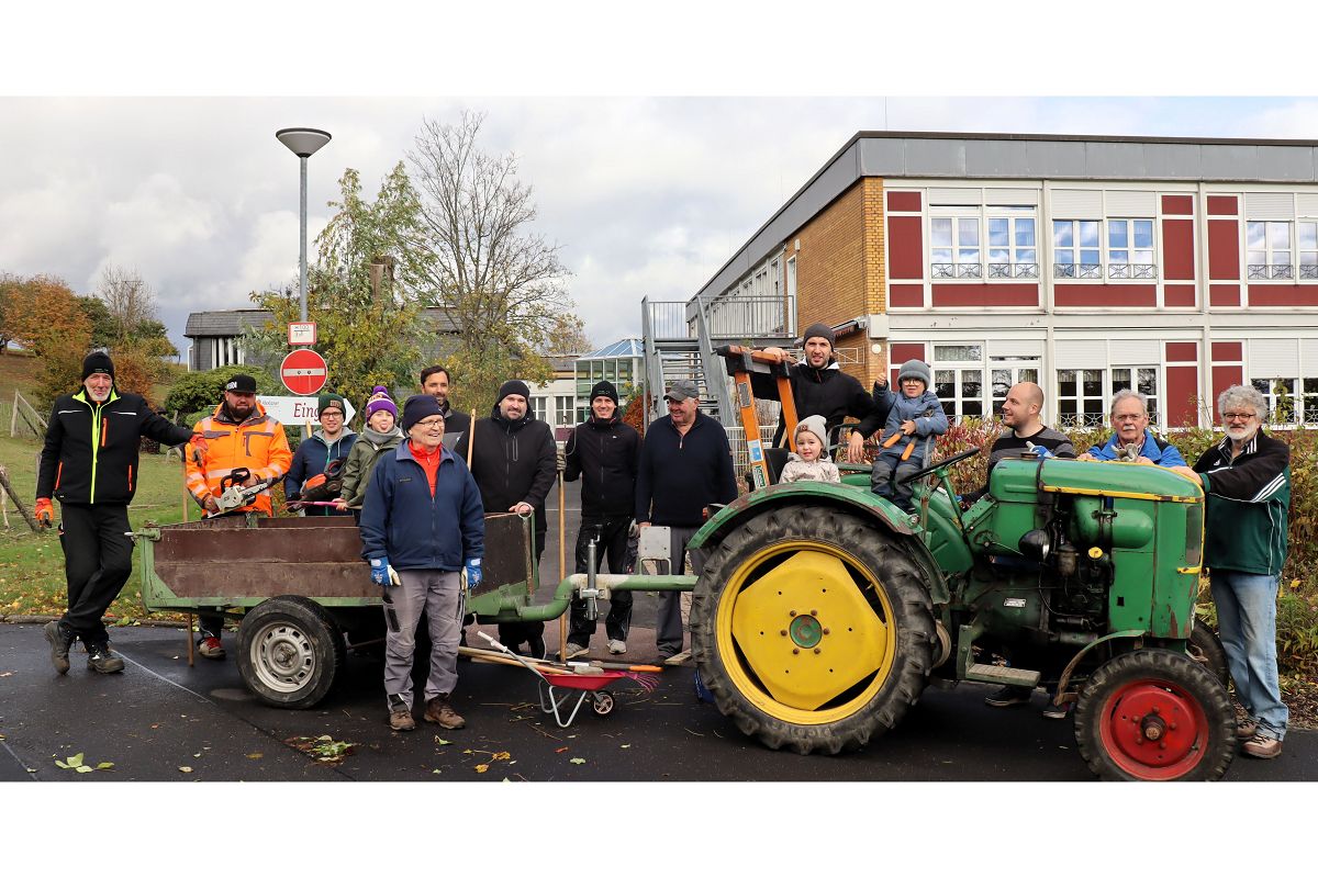 Mit dem „Atsche-Mobil“ waren wieder beim jährlichen Arbeitseinsatz „Aktion Wühlmaus“ große und kleine Helfer dabei, um dazu beizutragen, dass das Seniorenzentrum im Grünen nicht rundherum zuwächst. (Foto: Uli Schmidt)