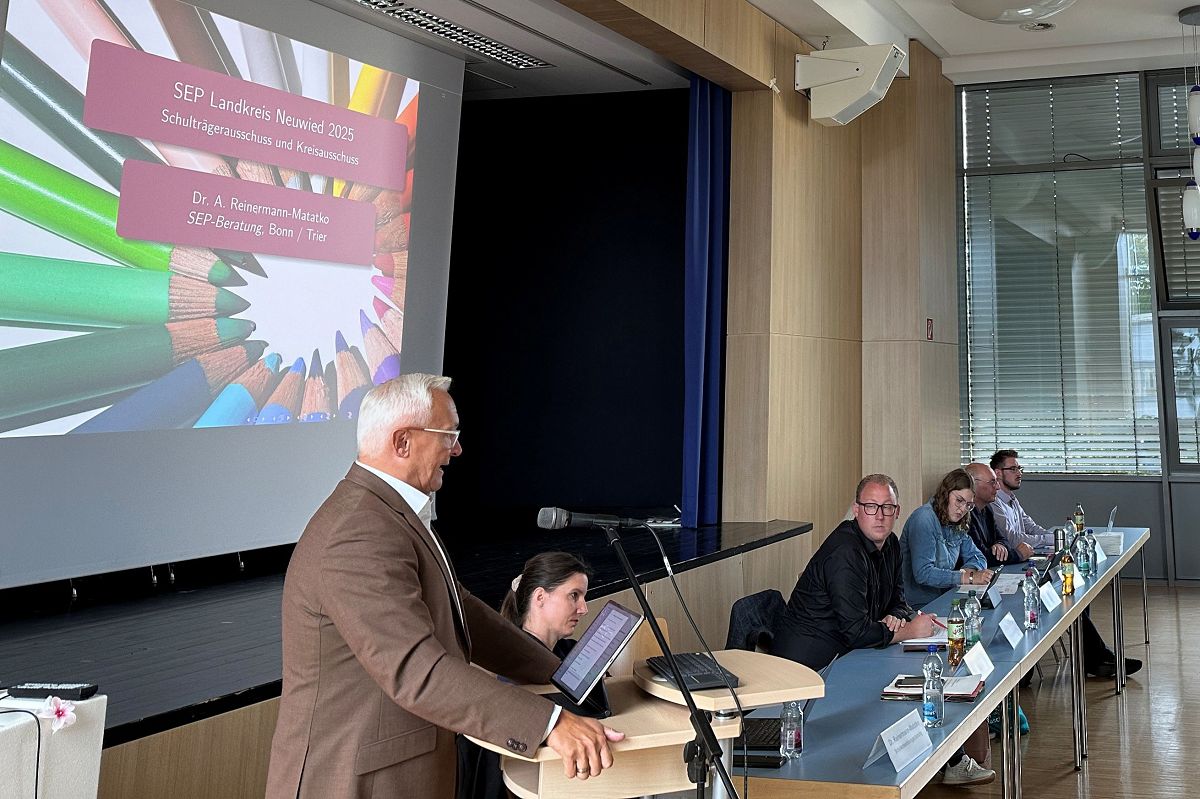 Im Rahmen einer gemeinsamen Sitzung von Kreisausschuss und Schulträgerausschuss in der Aula der Neuwieder David-Roentgen-Schule ist jetzt die Fortschreibung der Schulentwicklungsplanung 2025 auf den Weg gebracht worden. Präsentiert wurde die Planung von Frau Dr. Anja Reinermann-Matatko, deren gleichnamiges Bonner Beratungsbüro vom Kreistag zum Ende des vergangenen Jahres mit der Entwicklung des neuen Schulentwicklungsplans beauftragt worden war. (Foto: Thomas Herschbach)
