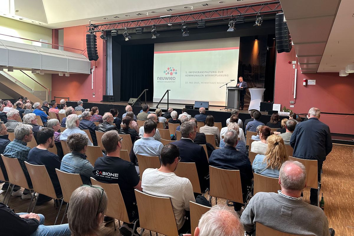 Gut besucht war die erste Infoveranstaltung im Mai, als die Stadtverwaltung einen Zwischenbericht zur Kommunalen Wärmeplanung vorstellte. Jetzt wird das Ergebnis präsentiert. (Foto: Stadt Neuwied / Ulf Steffenfauseweh)
