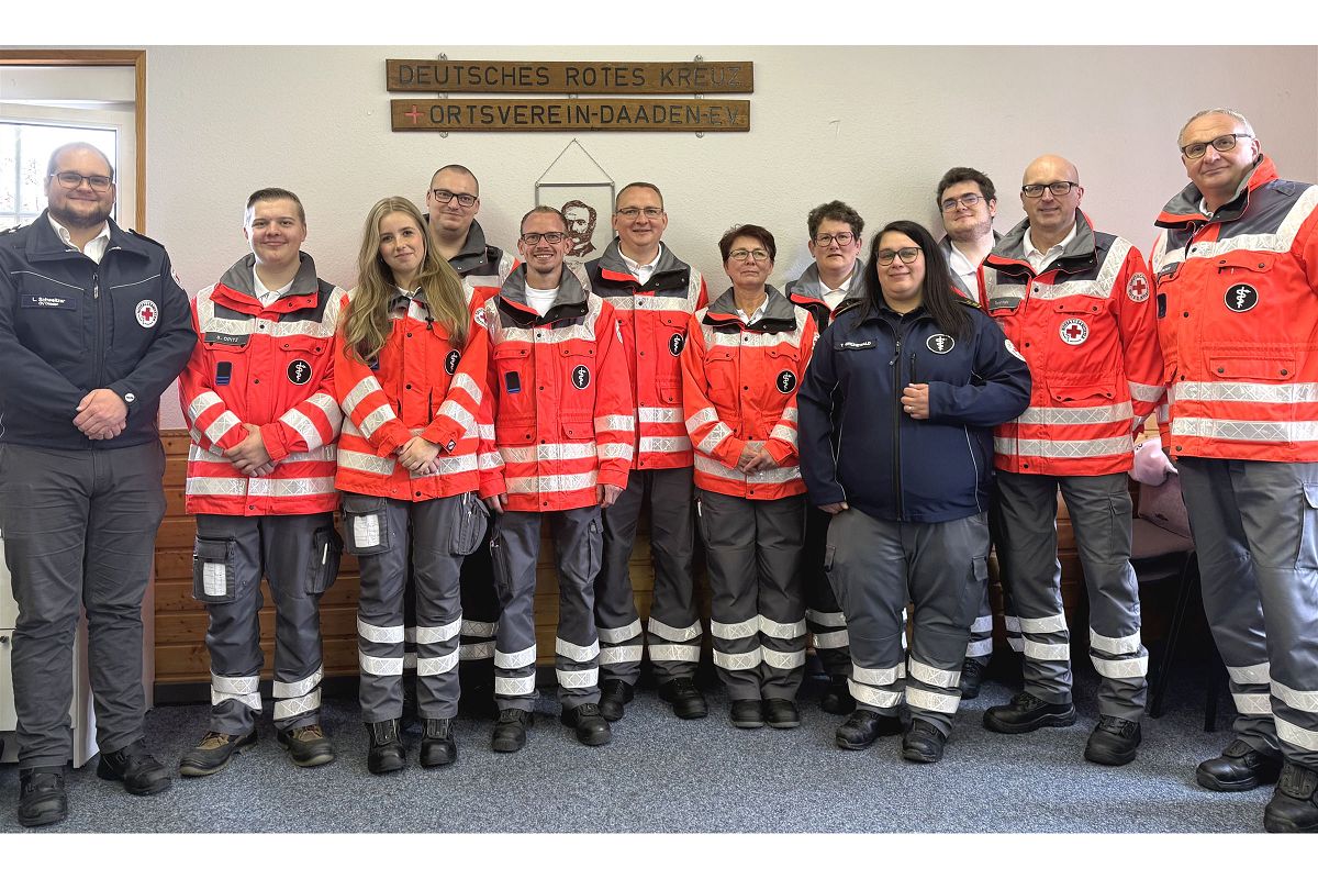 Zur bestandenen Prüfung gratulieren: Lukas Schweitzer (l.-Sanitätsdienst-Ausbilder und Bereitschaftsleiter des DRK-Ortsvereins Daaden), Theresa Grünewald (4. v. r. - Kreisbereitschaftsleiterin), Rainer Kohl (2. v. r. - Sanitätsdienst-Ausbilder), Jörg Gerharz (r. - Ausbildungsbeauftragter) (Foto: DRK)