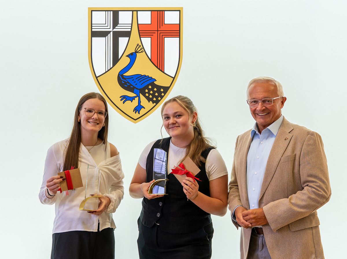 Landrat Achim Hallerbach empfing mit Miah Bein aus Linkenbach (Mitte) und Maggie Dckmann aus Neuwied-Irlich (links) das HipHop-Weltmeisterinnen-Duo M&M aus Neuwied. Als Zeichen der Anerkennung berreichte der Landrat den beiden eine Stele mit Widmung fr besondere sportliche Leistungen. (Foto: Martin Boden / Kreisverwaltung Neuwied)