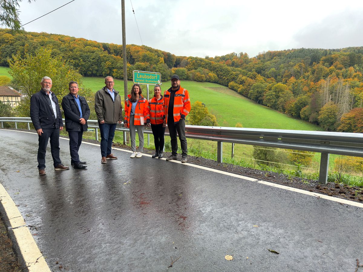 Machten sich ein Bild der sanierten K 8  von links: Beigeordneter der Ortsgemeinde Leubsdorf, Wolfgang Walter, Brgermeister der VG Linz, Frank Becker, Erster Kreisbeigeordnete Philipp Rasbach, Christina Junk vom Immobilienmanagement des Kreises, Diana Minden vom Landesbetrieb Mobilitt Cochem-Koblenz und stv. Leiter der Straenmeisterei Neuwied, Sebastian Grlitz. (Foto: Martin Boden / Kreisverwaltung Neuwied)