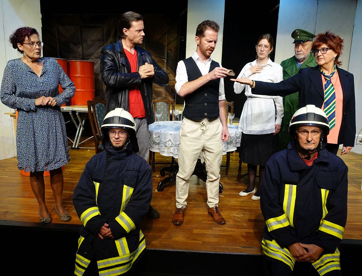 Zwischen Satire und Ernst: Das Amateurtheater die oase Montabaur bringt Frischs Parabel auf die Bhne