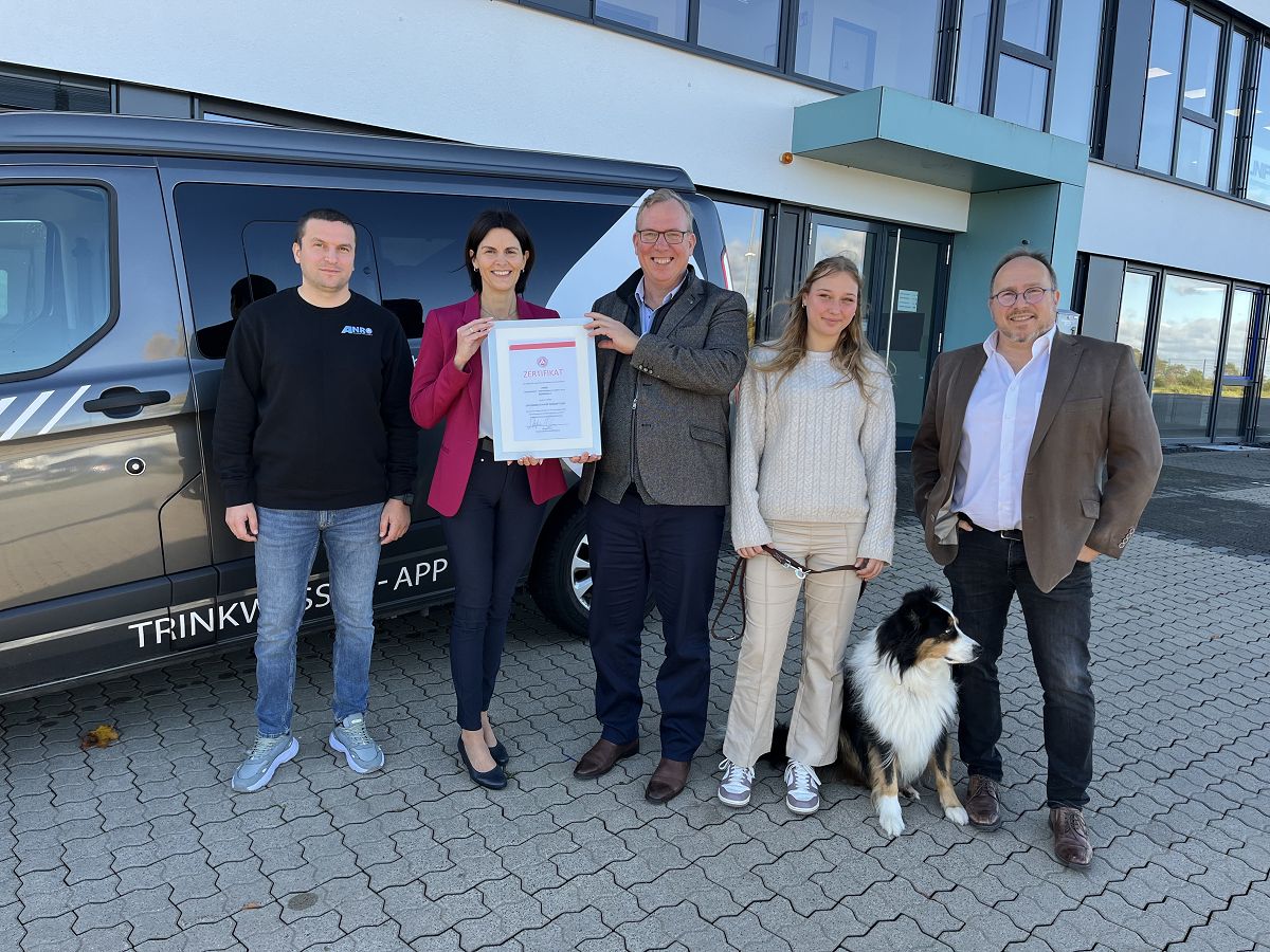 V.l.n.r.: Viktor Tsarenko, Stefanie Adam, Andreas Rosik, Lina Rosik mit Bucky, Thomas Fritsch (Foto: Arbeitsagentur/ Amelie Enderle)