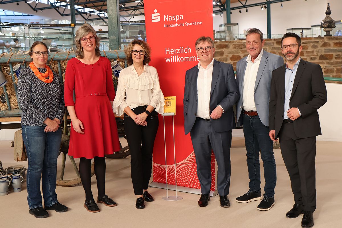 Gemeinsam freuten sich ber die Umsetzung des Projekts vor Ort: (v.l.n.r.) Annette Zeischka-Kenzler, wissenschaftliche Mitarbeiterin Keramikmuseum, Nele van Wieringen, Leiterin Keramikmuseum Westerwald, Petra Noll, Geschftsfhrerin Museen im Westerwald GmbH, Michael Baumann, Vorstandsmitglied Naspa, Landrat Achim Schwickert, Jens Prange-Wegmann, Geschftsfhrer Naspa Stiftung (Fotos: Kreisverwaltung / Nicole Chemnitz)