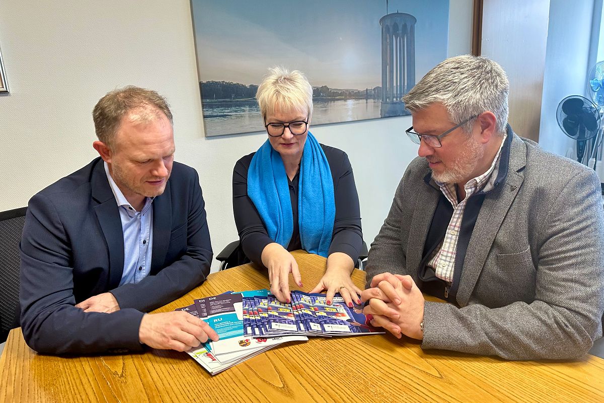 Oberbrgermeister Jan Einig (links) und Krisenstabsleiter Sebastian Wolff freuen sich, dass Kollegin Simone Fischer die Stadt jetzt als offizielle Krisenmanagerin auf alle Flle vorbereitet. (Foto: Stadt Neuwied / Ulf Steffenfauseweh)