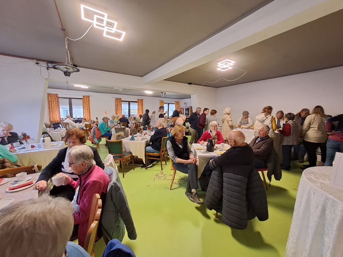 70 Besucher wurden beim Kaffeeklatsch fr jedermann kostenlos mit Kaffee und Kuchen bewirtet. Er war der Auftakt fr das Winterprogramm des brodvereins. (Foto: Silvia Patt)