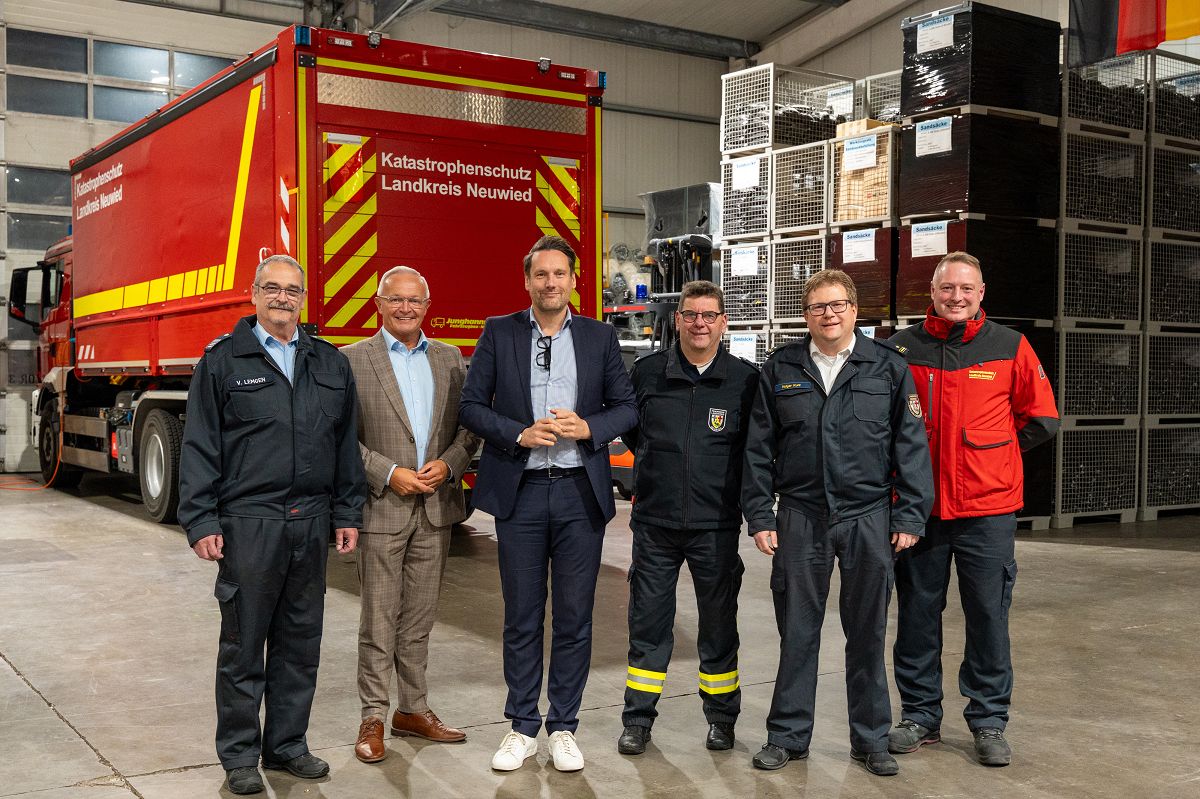 Staatssekretr Daniel Stich informierte sich im Brand- und Katastrophenschutzzentrum des Landkreises Neuwied ber die gewonnenen Erfahrungen. Von links: Volker Lemgen, Landrat Achim Hallerbach, Innen-Staatssekretr Daniel Stich, Andreas Schmidt, BKI Holger Kurz und Nils Pfleger. (Foto: Martin Boden / Kreisverwaltung Neuwied)