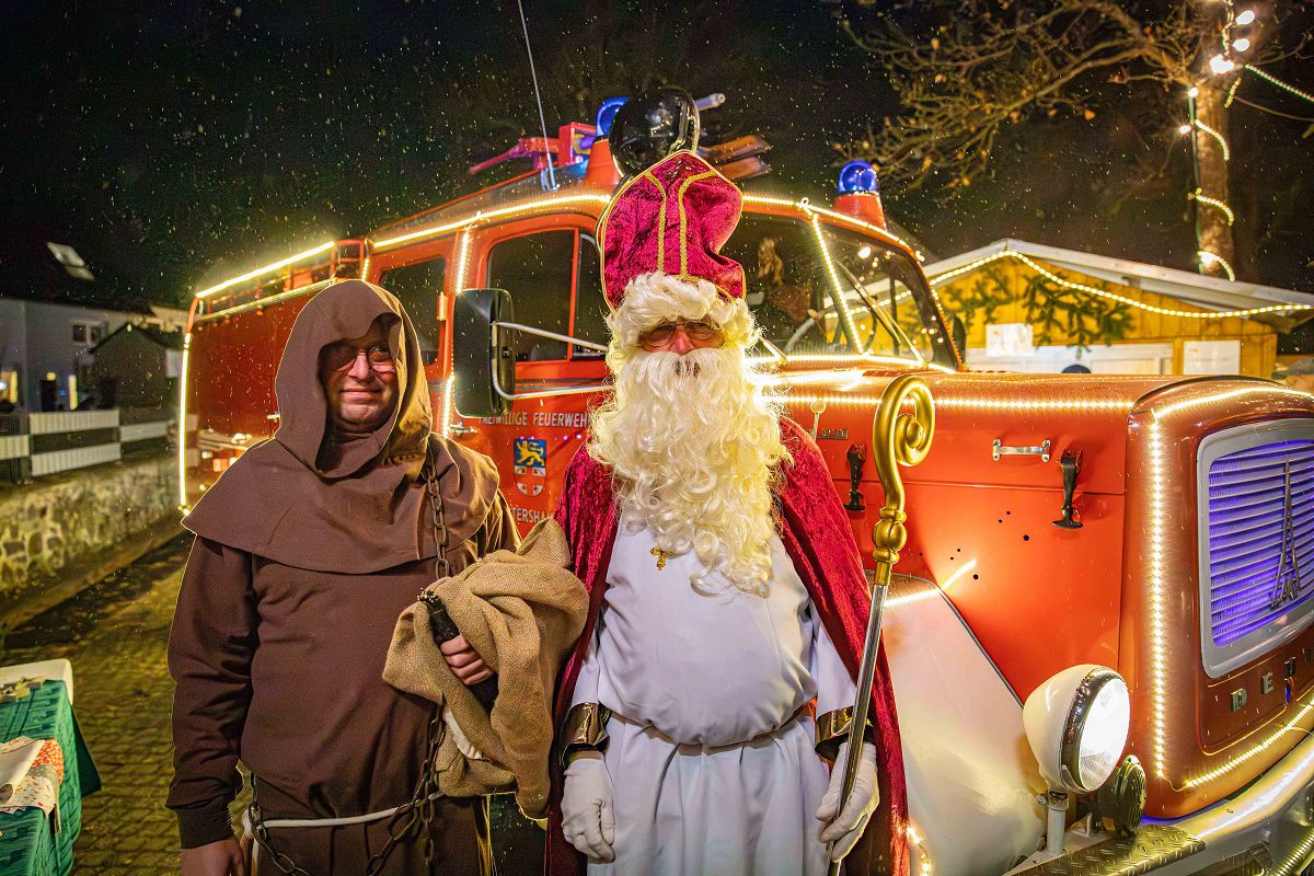 Nikolaus und Knecht Ruprecht machen dieses Jahr Station beim Nentershuser Weihnachtsmarkt am 13. Dezember 2025 samt ihrem festlich beleuchtetem Feuerwehr-Oldtimer. (Foto: Andreas Egenolf)