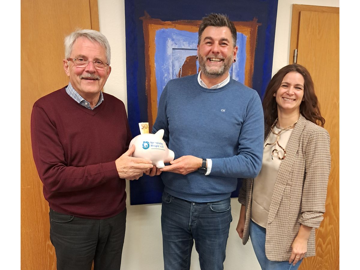 Hans-Peter Knossalla (Neuwieder Hospizverein), Daniel Bauer und Michaela Valerius (BWN Betonfertigteilwerk GmbH & Co. KG) bei der Spendenbergabe. (Foto: Beate Chris)
