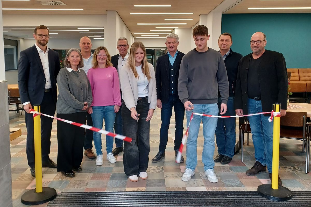 Schnipp, schnapp! Mit dem traditionellen Durchschneiden des roten Bandes gaben die beiden Schlersprecher Arian und Michelle Roth die neuen Rume fr ihre Mitschler frei (Bild: VG Montabaur / Christina Wei)