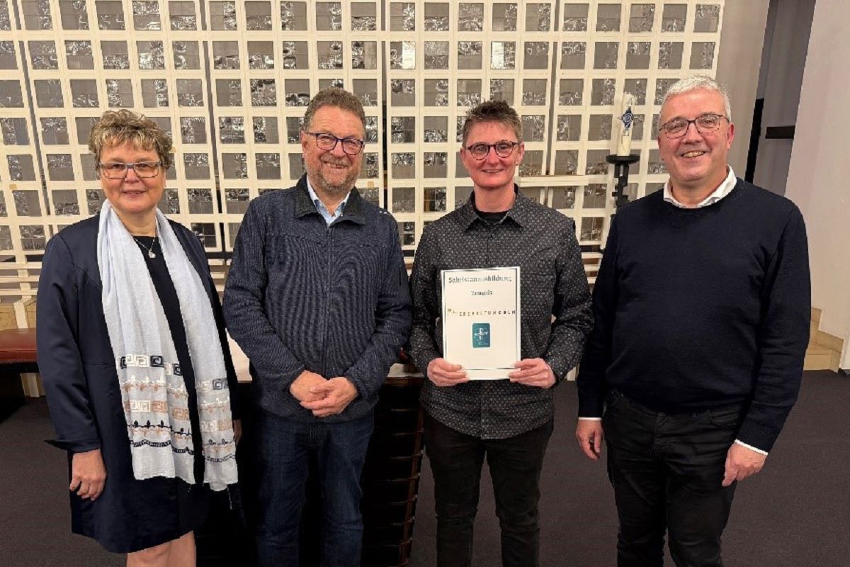 Ralph H�vel (Ausbildungsleiter/ 2.v.l.) �berreicht das Zeugnis in Aachen an Karina Hombach (2.v.r.). (Foto: Karina Hombach)