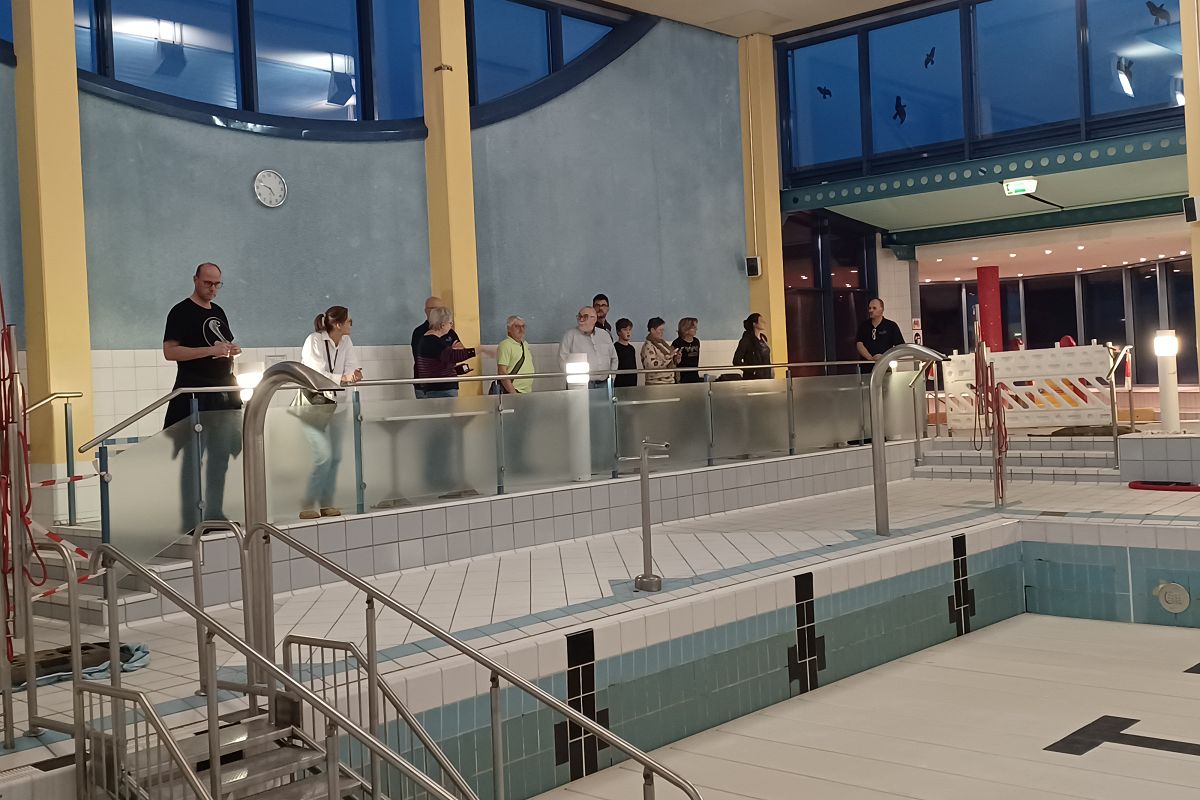 Beim Rundgang durchs Mons-Tabor-Bad konnten die Teilnehmer auch einen Blick in das leere Variobecken werfen. (alle Fotos: VG Montabaur / Christina Wei)