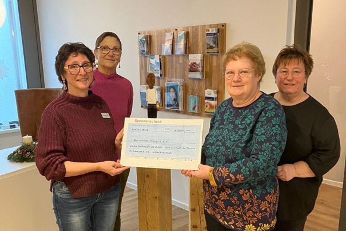 Manuela Gtz (links) freut sich sehr ber die grozgige Spende der Niederbreitbacher Gemeinschaft der Frauen St. Laurentius. Norika Krmer-Bach Anita Vlkel und Silke Sahl (von links) bergaben dem Rhein-Wied Hospiz den Spendenscheck. (Foto: Bruno Neufeld)