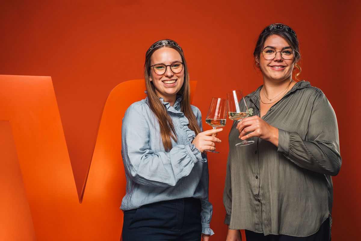 v.l.n.r.: Katharina Bongart, amtierende Ahrweinprinzessin und Auszubildende im Regionalmarkt AhrBrohltal und Jill Rttgen, amtierende Mittelrhein-Weinprinzessin und Beraterin in der Geschftsstelle in Unkel. (Foto: Jonas Jankowski / Janko.Media)