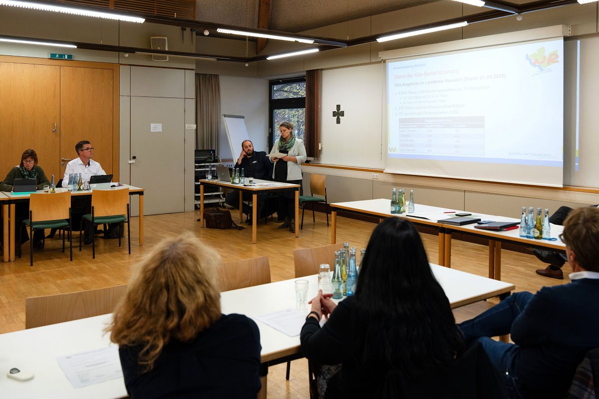 Kita-Bedarfsplanung und die Finanzierung von Personal im Wirtschaftsdienst der Kindertagesst�tten im Landkreis war ein Thema der Sitzung des Jugendhilfeausschusses in der katholischen Familienbildungsst�tte Neuwied. (Foto: Julia Hinz / Kreisverwaltung Neuwied)