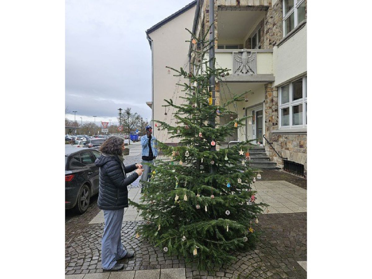 Weihnachtsbaum der W�nsche setzt Zeichen f�r Zusammenhalt