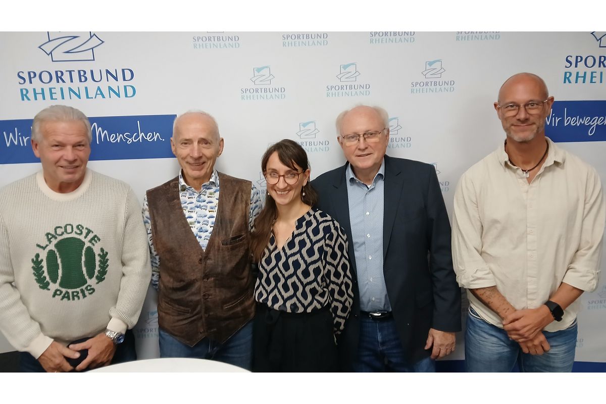 LG Rhein-Wied Athleten bei der LVRR Sportlerehrung in Koblenz. V.l.n.r.: Dieter L�sch, Friedhelm Adorf, Susanne Paprotta, Peter Busch und Markus Paque� - es fehlt auf dem Bild Heinz Schwarz (Foto: Dietrich Rockenfeller )

