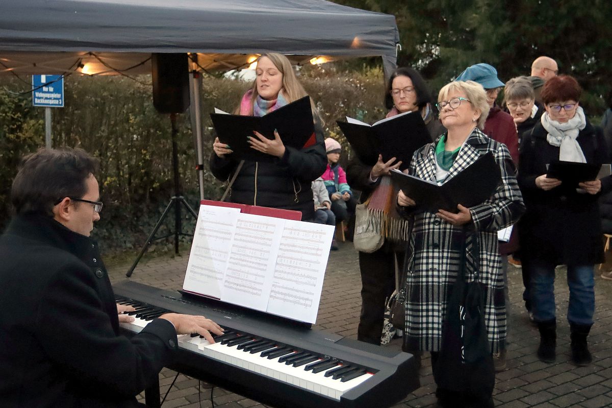 Besinnlicher Auftakt in Niederbieber: Adventssingen am Backhaus