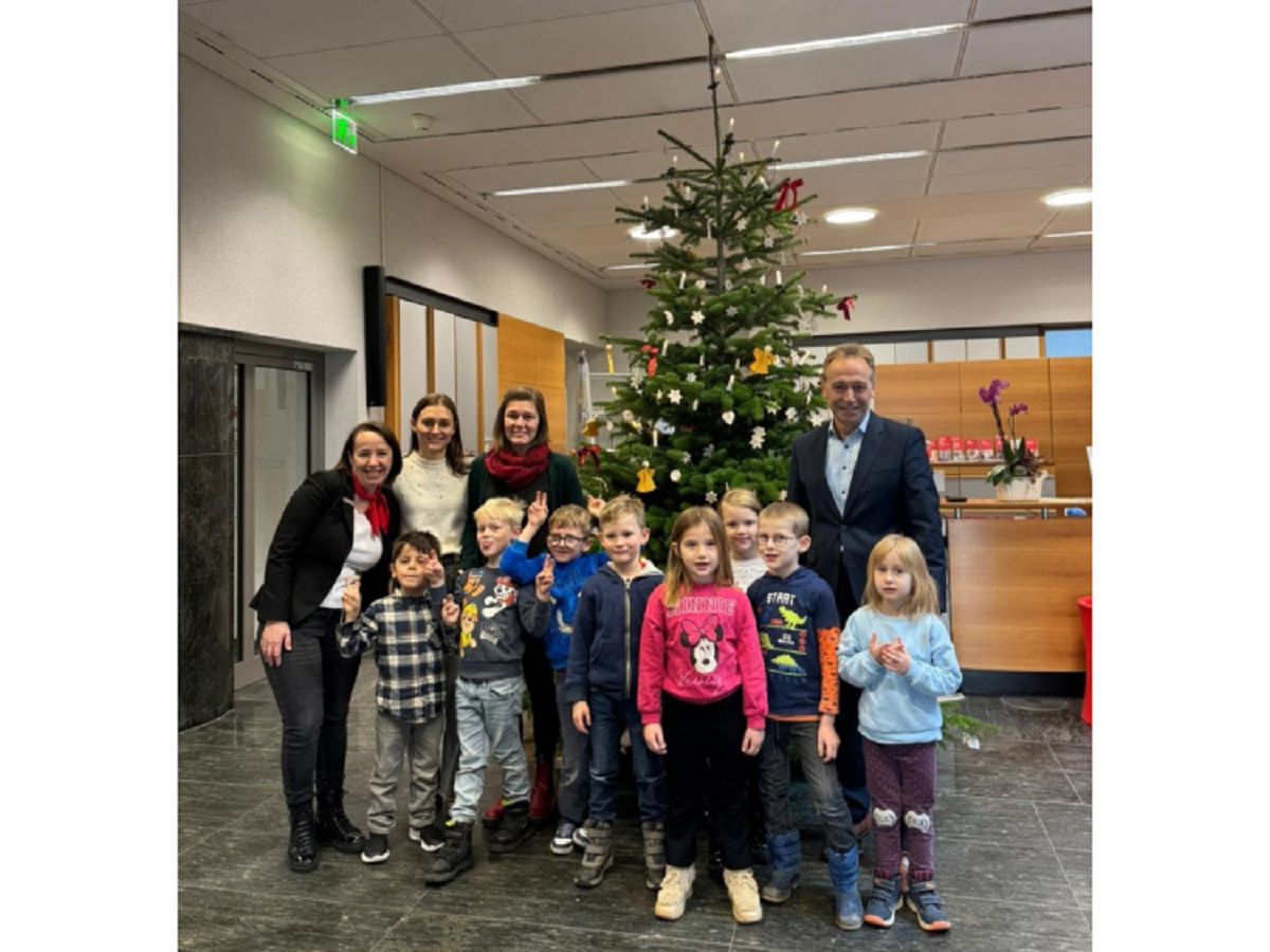 Kita-Kinder schm�cken Weihnachtsbaum der Sparkasse Altenkirchen